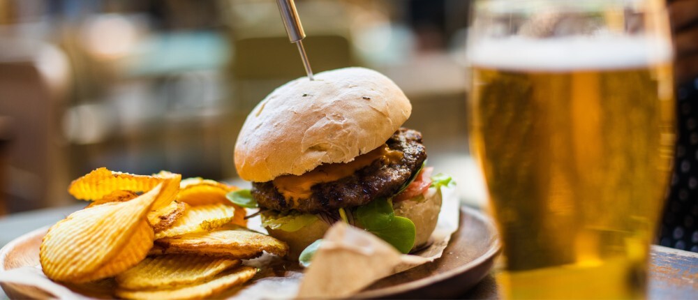 burger with beer and ruffle chips