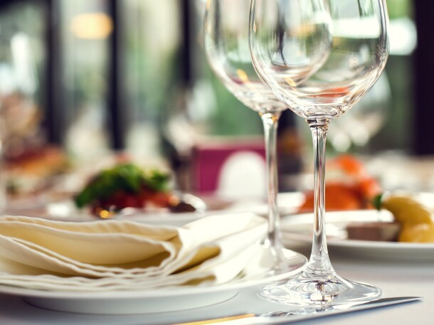 wine glasses with plate and napkin