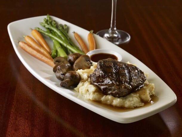 steak vegetables and mashed potatoes