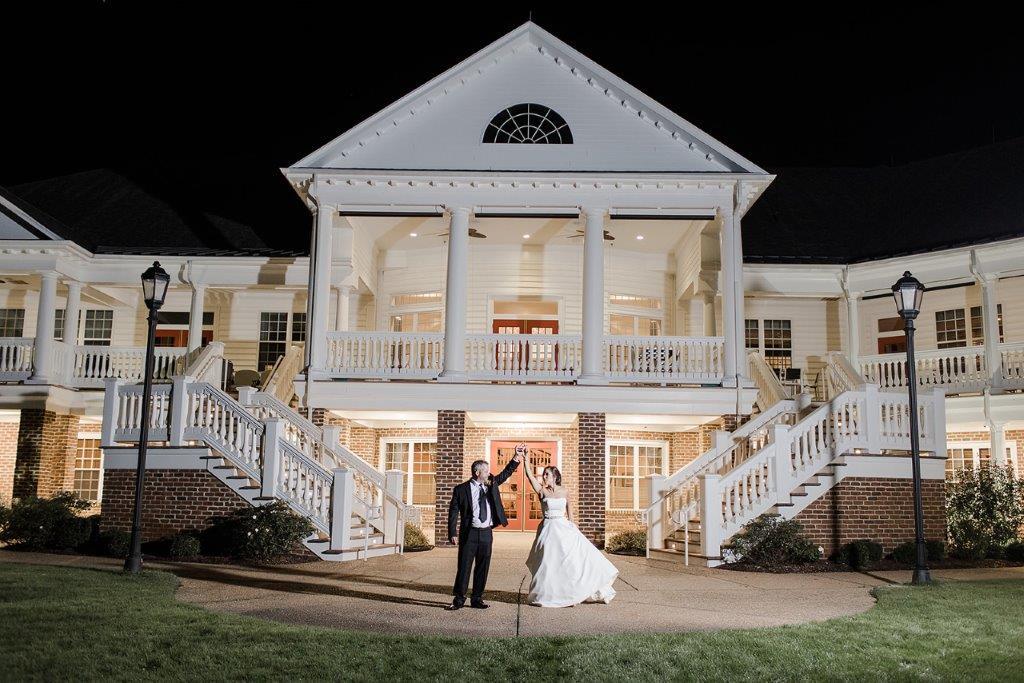 Wedding couple at Colonial Heritage in Williamsburg, Virginia